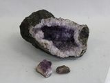 un morceau de roche sur lequel se trouve un cristal violet