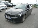 une voiture noire garée dans un parking