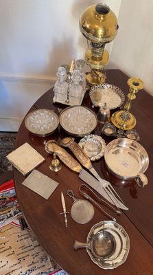 une table sur laquelle se trouvent de nombreux objets en argent