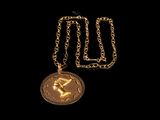 collier plaqué or avec un visage de femme suspendu à une chaîne