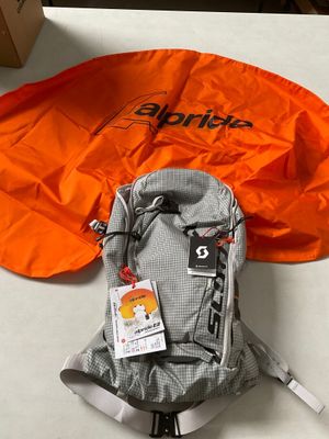 un sac à dos muni d'une étiquette, posé sur une table