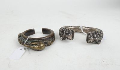 deux bracelets anciens en argent et une bague en argent