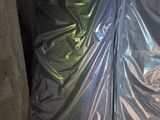 deux morceaux de plastique entassés dans un coin de la pièce