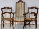 trois chaises qui sont assises l'une à côté de l'autre