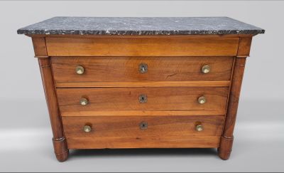 une petite commode en bois avec un plateau en marbre