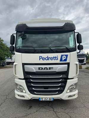 la photo d'un camion blanc garé sur un parking