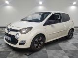 la photo d'une voiture blanche garée dans un garage