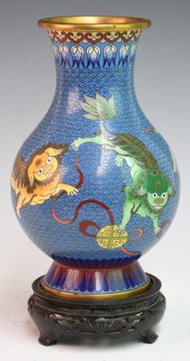 un vase bleu orné d'une peinture représentant des animaux