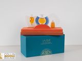une boîte bleue sur laquelle est représenté un verre contenant un liquide orange