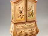 une armoire en bois décorée de fleurs et d'oiseaux peints