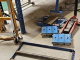 de nombreux outils qui traînent par terre dans la pièce