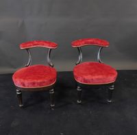 Paire de chaises voyeuses en bois noirci, montant à décor de…