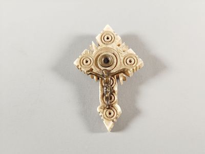 un gros plan d'une croix sur laquelle est représenté un œil