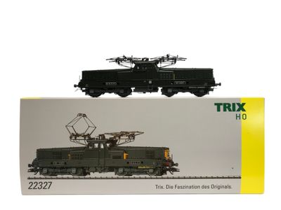 une boîte avec un train dessus et une boîte avec un train dessus