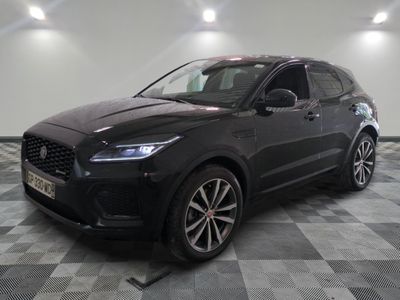 un 4x4 noir garé dans un garage au sol en damier