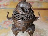 une statue en bronze représentant un homme assis sur un éléphant