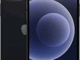 On voit un iPhone 12 noir dont l'appareil photo est tourné vers l'objectif