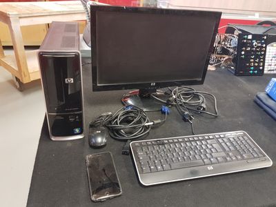 un ordinateur de bureau posé sur une table avec un clavier et une souris