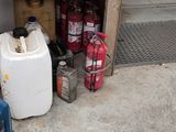 une petite armoire sur laquelle sont posés de nombreux bidons d'essence