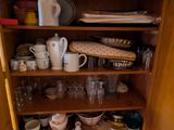 un meuble en bois sur lequel sont posés tout un tas d'assiettes et de tasses