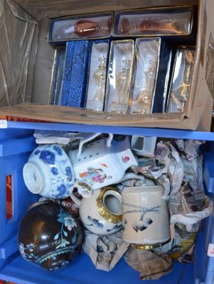 une boîte bleue remplie de nombreuses tasses à café de toutes sortes