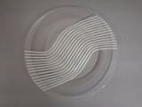 une photo d'une assiette en plastique contenant des fourchettes en plastique