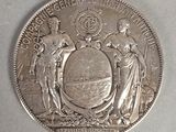 une pièce d'argent sur laquelle figurent des armoiries
