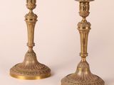 paire de chandeliers anciens en laiton sur fond blanc