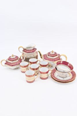 a lot of cups and saucers that are on the table