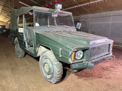 un camion vert garé dans un garage