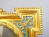 un cadre doré orné d'un motif bleu et doré