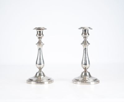 paire de chandeliers en argent sur fond blanc