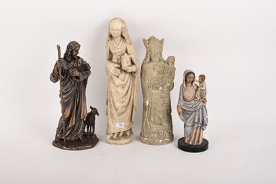 plusieurs figurines représentant Jésus, Marie et un chien sur fond blanc