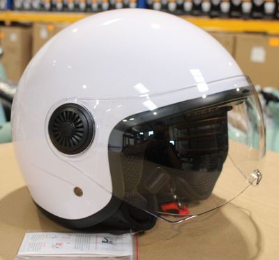 un casque posé sur une table dans un entrepôt