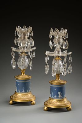 paire de bougeoirs plaqués bleu et or, ornés de gouttes en cristal