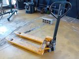 une photo d'un chariot élévateur dans un garage
