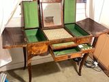 un bureau avec un miroir posé dessus