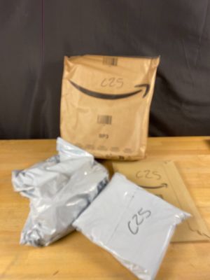 un sac de nourriture posé sur une table à côté d'un sac de nourriture