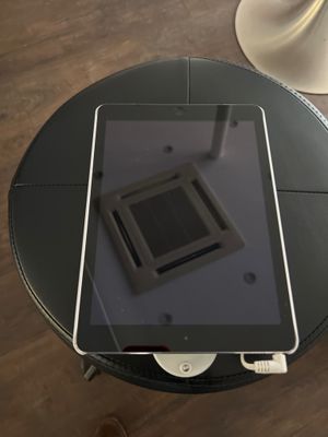 une tablette posée sur une table en verre