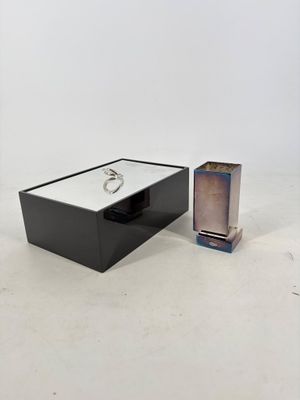 une image représentant une boîte sur laquelle est posé un anneau et une boîte sur laquelle est posé un anneau