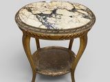 une image représentant une table avec un plateau en marbre et une étagère en osier
