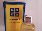 un flacon de parfum Givenchy posé à côté d'une boîte de parfum sur un comptoir