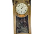 une horloge accrochée au mur