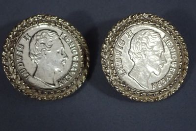 Paire de clips d'oreilles en métal doré à décor de reproduct…