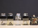 quatre bouteilles contenant différents types d'objets, posées sur une table
