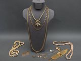 un assortiment de bijoux comprenant un collier, un bracelet et une broche