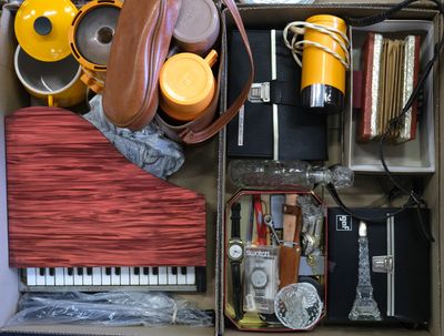 une boîte remplie d'objets posés sur le sol