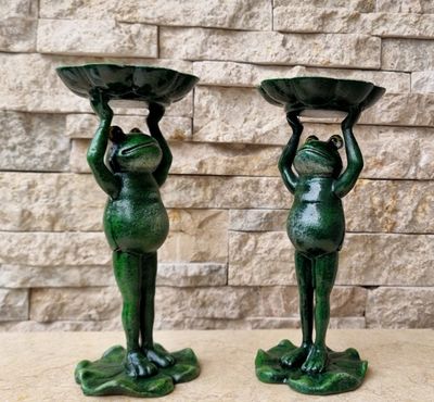 Paire de bougeoirs représentant grenouilles debout supportan…