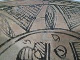un gros plan d'un vase orné de motifs
