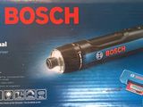 La boîte d'une visseuse sans fil Bosch se trouve sur la table.